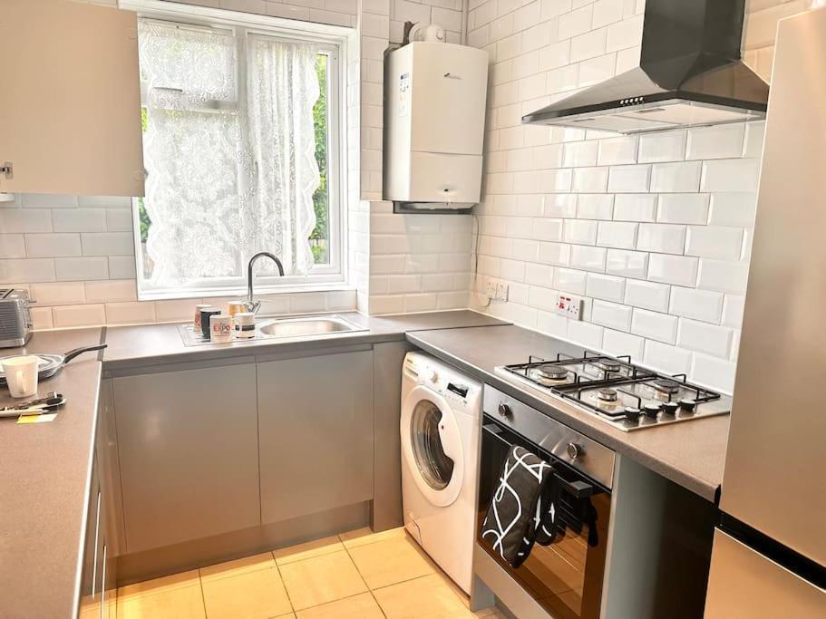 5 Bed Property In Se12 London Exterior photo